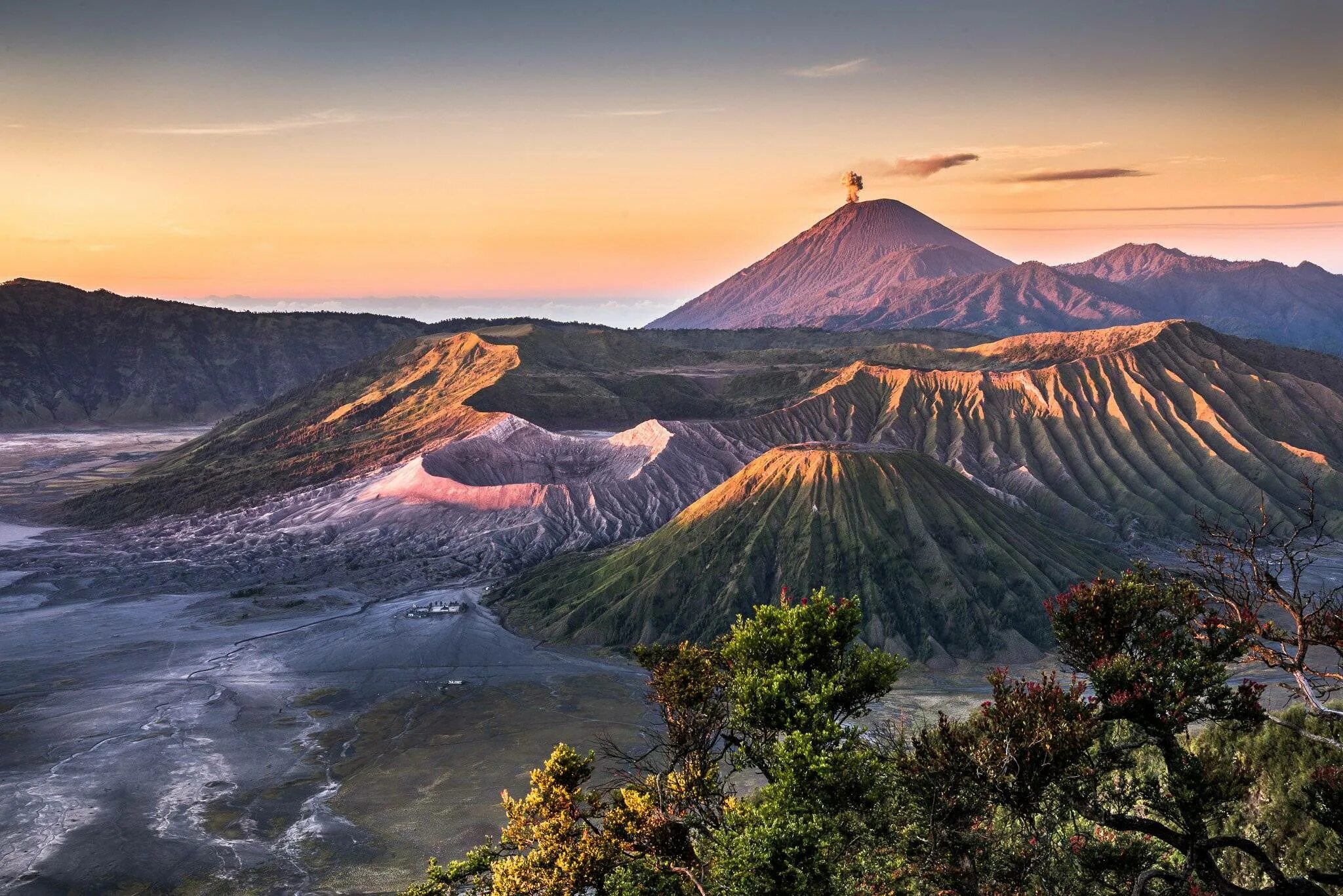 Наивысший вулкан северной америки. Гора Бромо Индонезия. Вулкан на острове Ява. Вулкан Бромо в Индонезии. Бромо Тенггер семеру.
