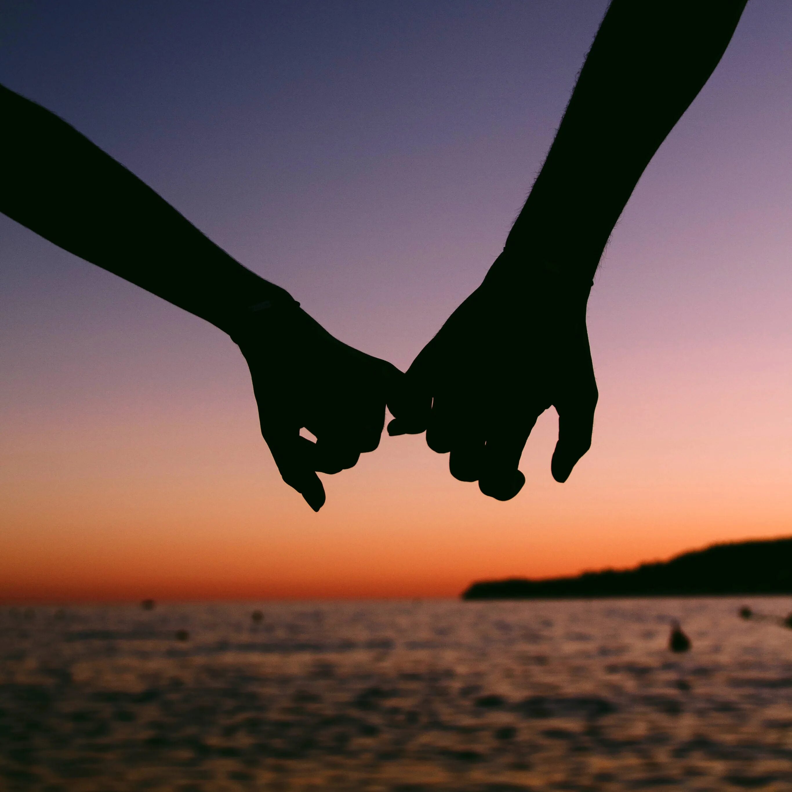 Соединил руки вмуепчх. You hold me together. Руки мужа и жены. You hold me together. Love you forever gif.