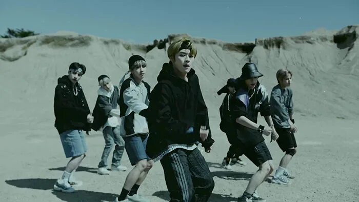 Песня surfin stray kids. Группа Stray Kids. Группа Stray Kids easy. Группа Stray Kids no easy. Stray Kids клипы.