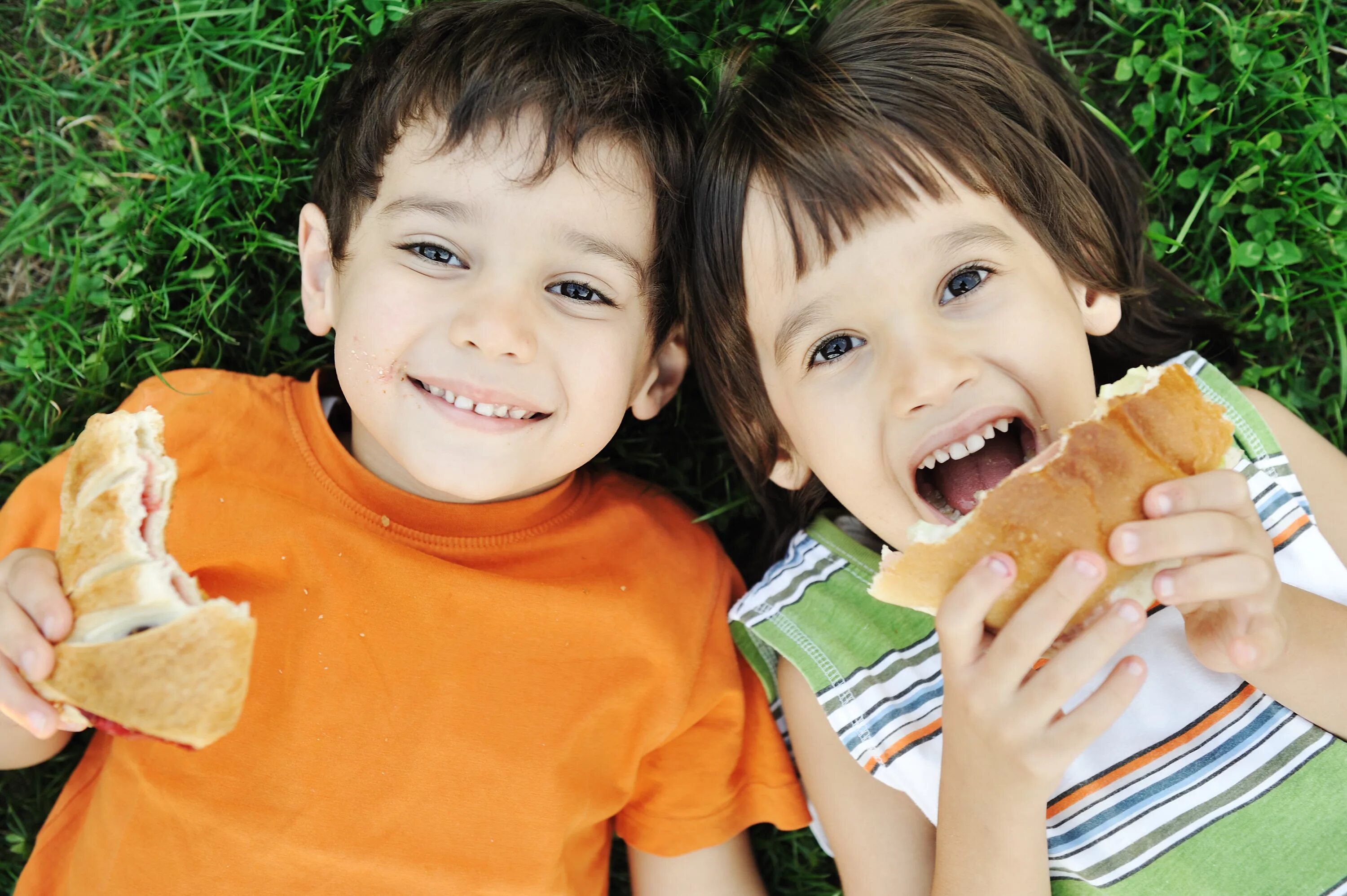 Children pic. Бутерброды для детей. Пирожки для детей. Делиться едой. Ребенок с булкой.