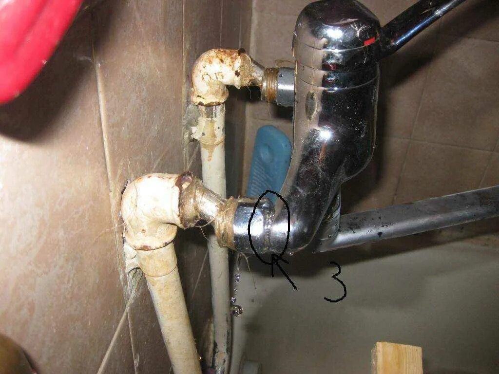 Подтекает горячая вода. Потёк смеситель в ванной. Прорвало кран в ванной. Прорвало смеситель в ванной. Смеситель из труб.