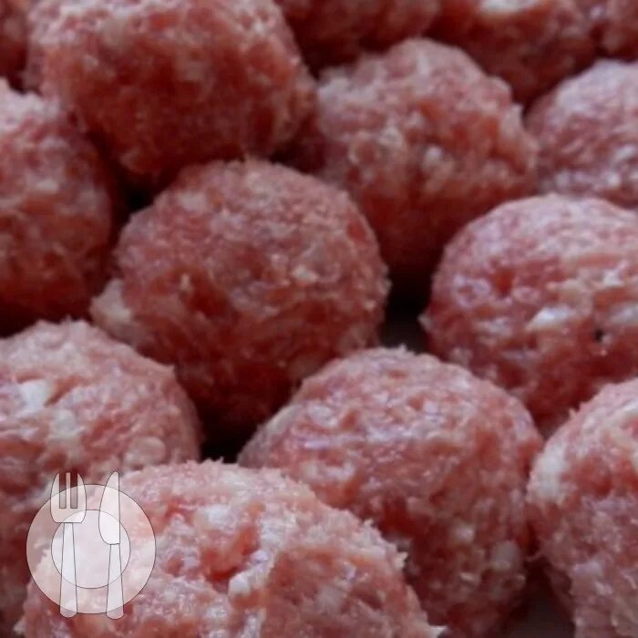 Сколько варятся фрикадельки в супе из свинины. Кастрюля с фрикадельками. Итальянские фрикадельки. Фрикадельки для супа заморозка. Суп с фрикадельками в кастрюле на плите.