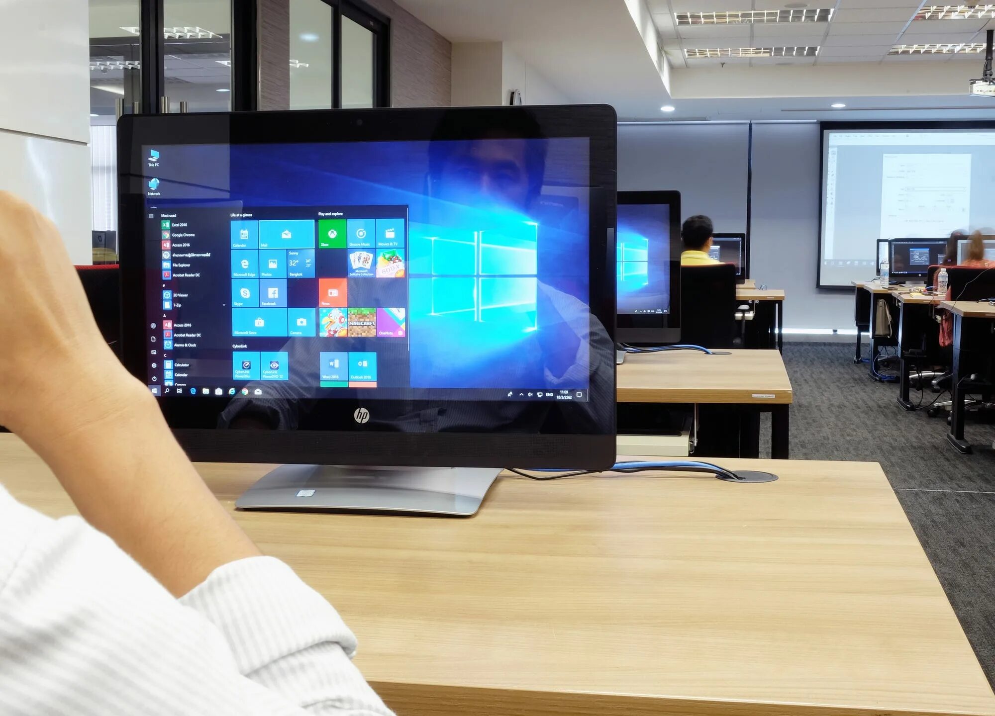 Компьютеры на windows перестанут работать. Компьютер 10. компьютер windows 10. виндовс 10 комп. компьютеры microsoft windows.