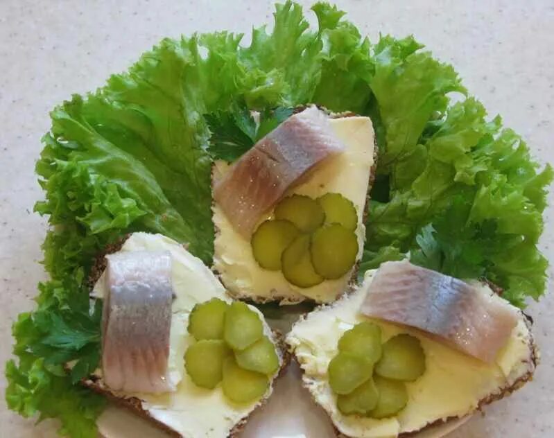 Бутерброды с селедкой и плавленным сыром. Бутерброды с селедкой. бутербродики с селедкой. бутерброды смселедкой. украшение бутербродов с селедкой.