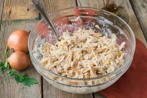 Блинный салат с куриной грудкой классический