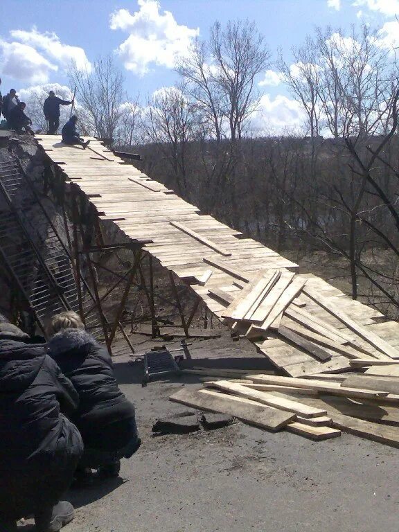 Станица луганская луганская область. Мост через Северский Донец в станице Луганской. Взорванный мост станица Луганская. Пгт станица Луганская. Мост станица Луганская 2015.