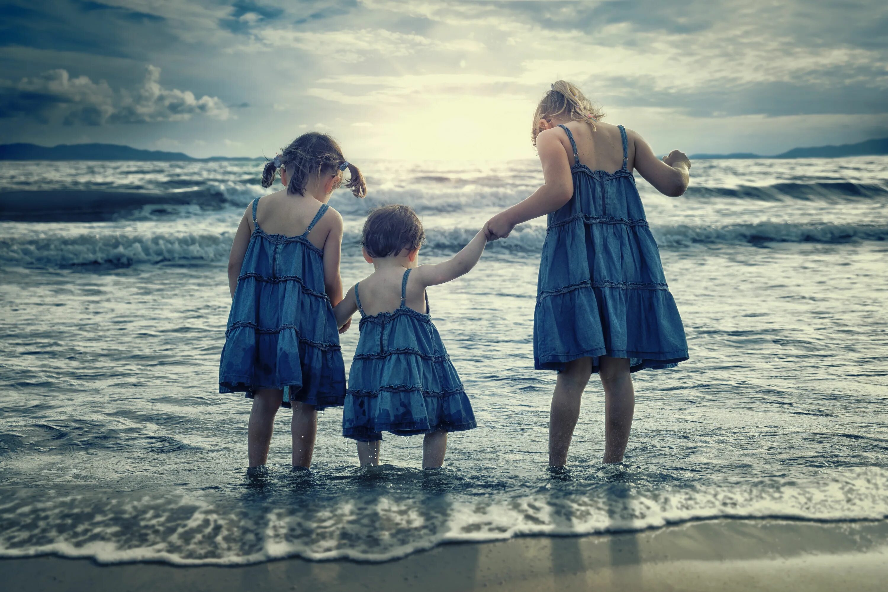 Маме sister. Дети на море. Девочка на море. Три девочки маленькие на море. Мама с двумя детьми.