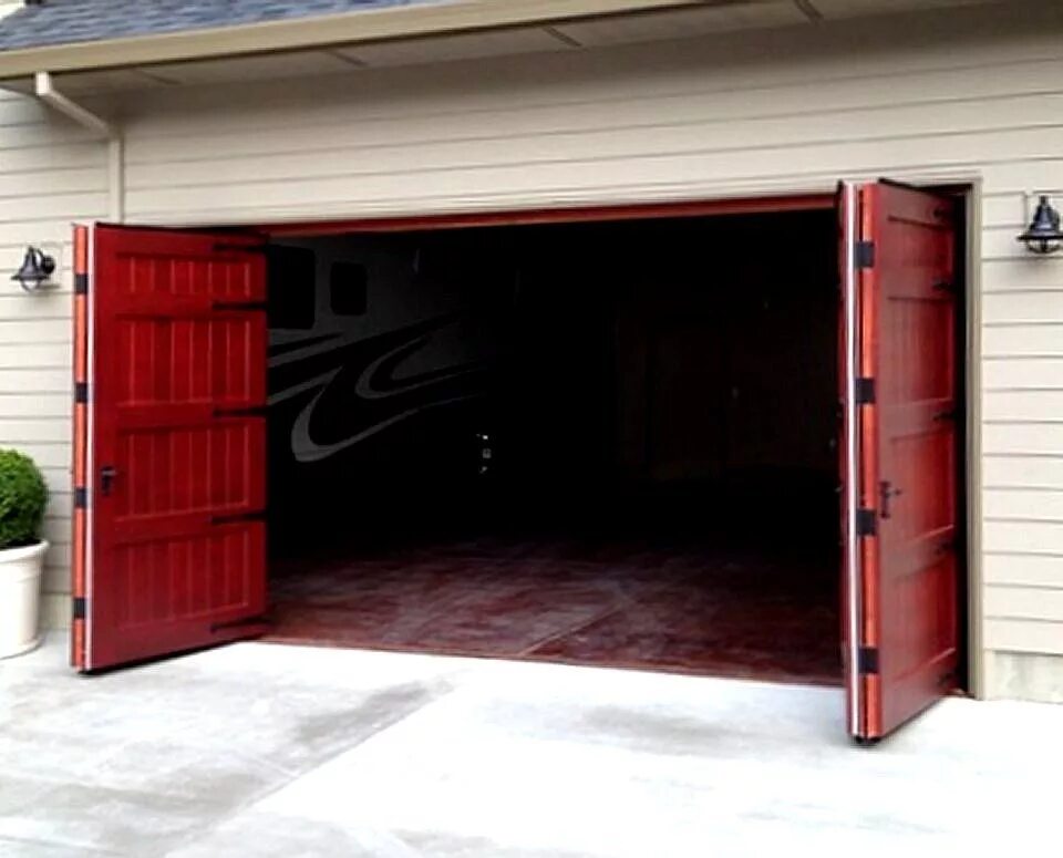 Открывай ворота гаража. Гаражная дверь. Гараж с открытыми воротами. Открытый гараж. Открывающийся гараж.