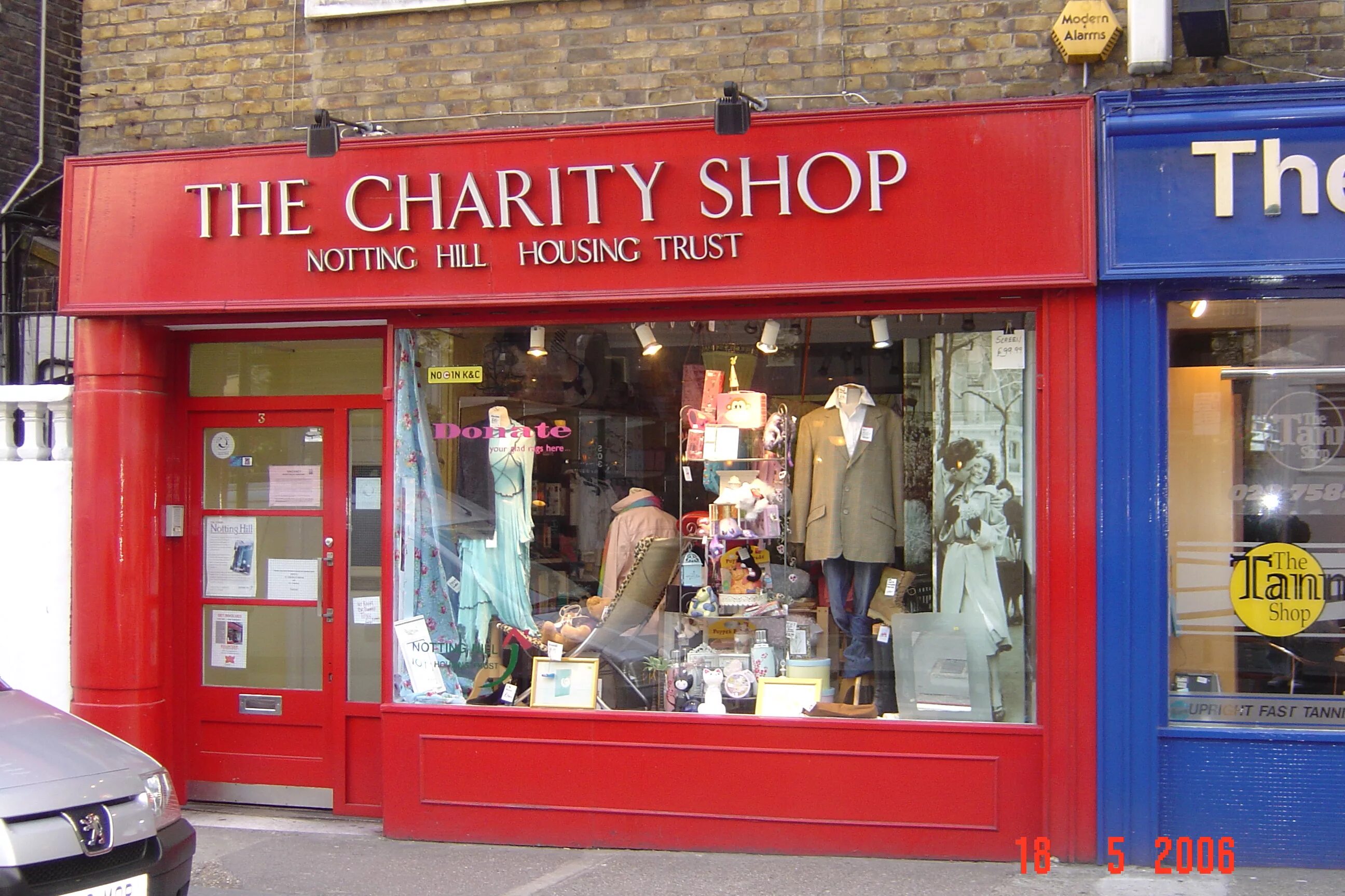 Charity shop is. Чарити шоп в Москве. Британский магазин одежды. Магазины Charity shop. Магазины Великобритании.