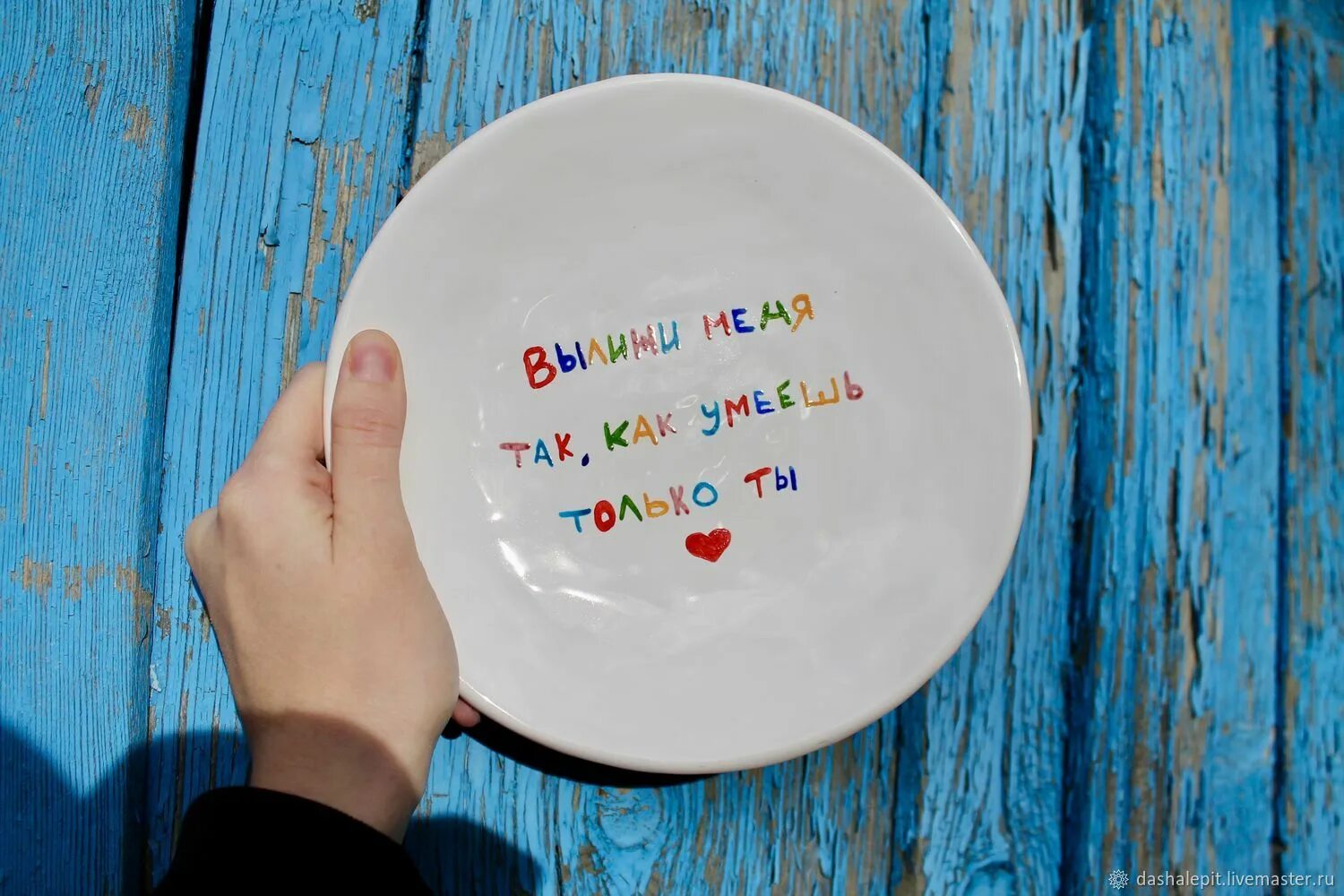 Ребенок лижет тарелку. Облизала тарелку. Ребенок облизывает тарелку. Вылизывает тарелку. Облизала тарелку.