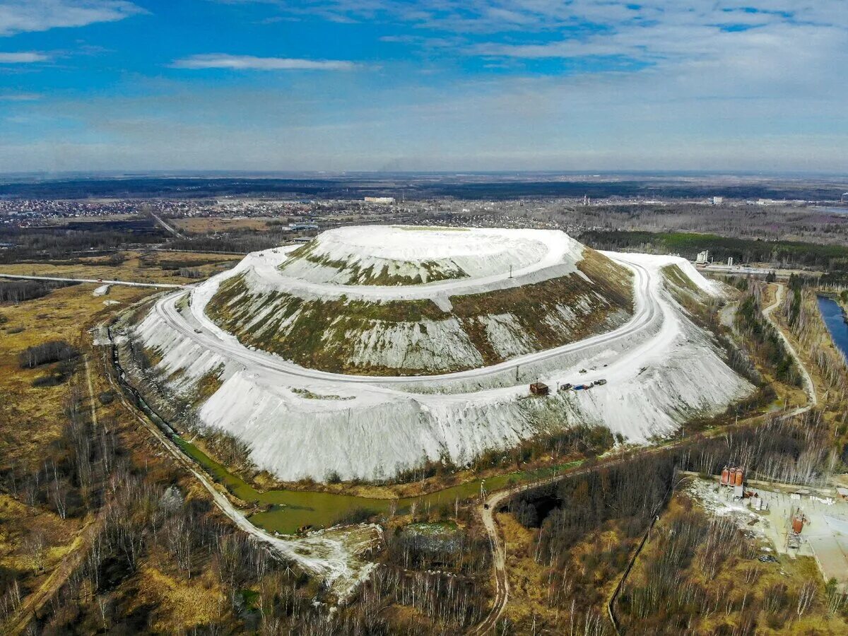 Гора на которой стоял дом была. Белая гора фосфогипса Воскресенск. Фосфогипсовая гора Воскресенск. Гора из фосфогипса (Воскресенск, Московская область). Фосфорная гора в Воскресенске.