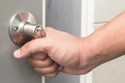 Чем можно почистить двери