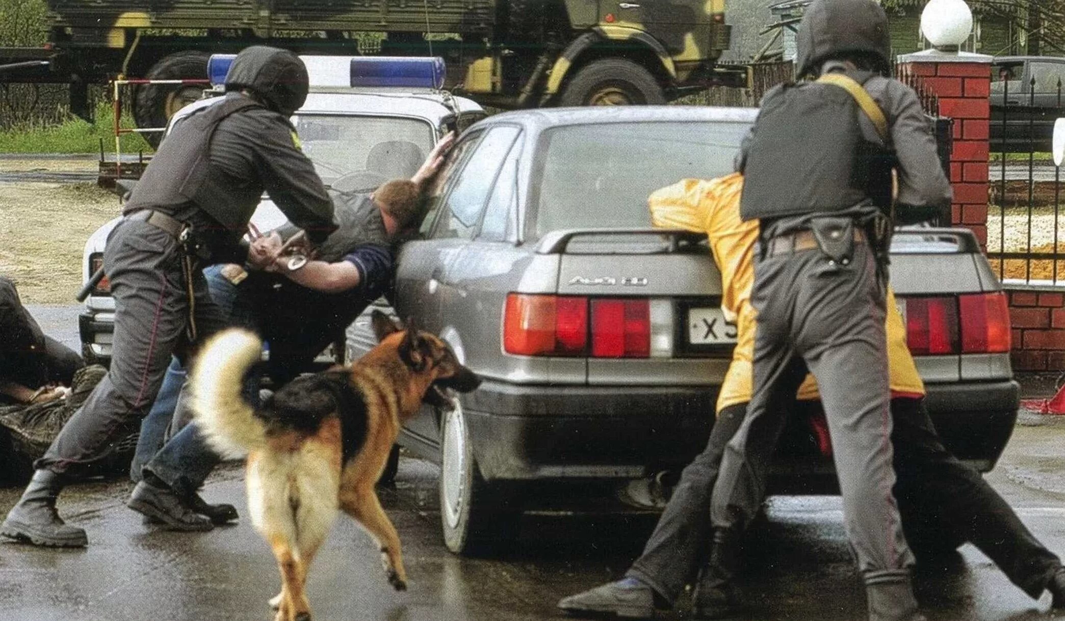 В погоне за преступником. Полиция и преступники. Собаки в полиции. Милиция с собакой. Полицейский с собакой ловят преступника.