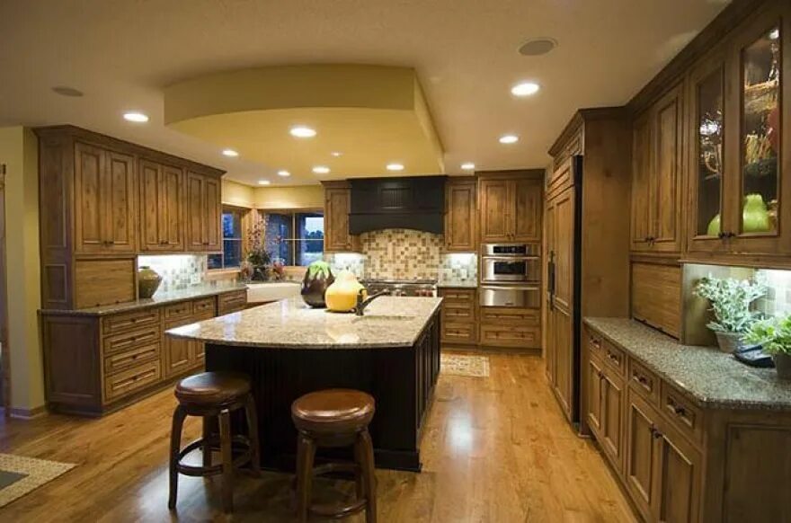 Китчен айленд кухня. Large kitchen. Large kitchen. Американская кухня интерьер. Деревянный пол на кухне.