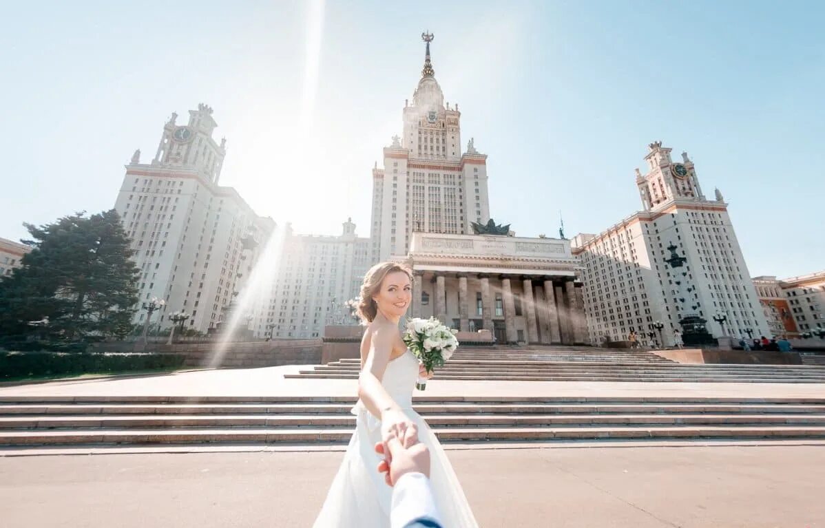 Стильная свадебная фотосессия. Свадебная фотосессия. Свадебная фотосессия храм христа спасителя. Хорошие фотосессии в москве. Фотосессия свадьбы в маке.
