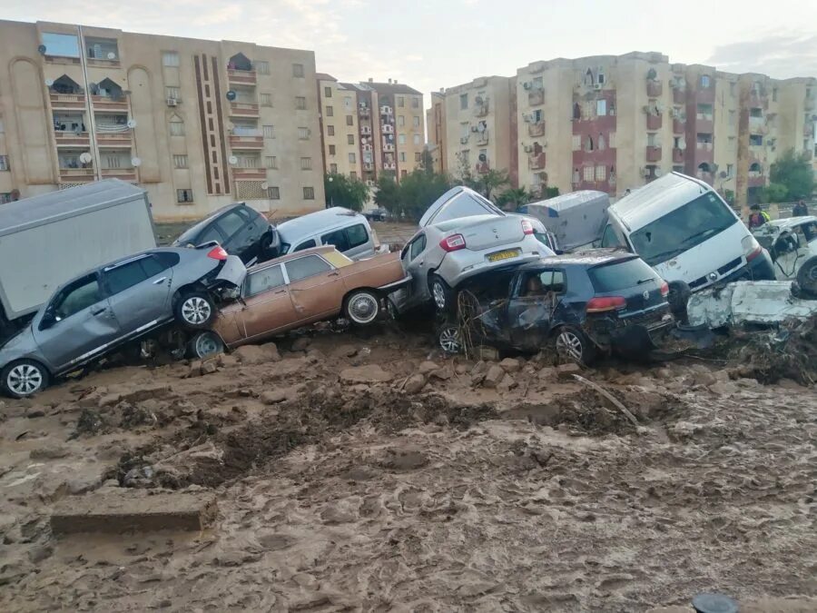 Первый ливень в африку приходит. Наводнение в Алжире. Ливень в Африке. Наводнение в Алжире сегодня.