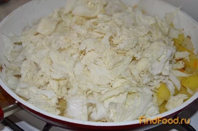 салат с пекинской капустой и апельсином. пекинская капуста с картошкой рецепты. блюда из пекинской капусты на сковороде. тушёная пикинская капуста. салат с апельсином и курицей и пекинской капустой.