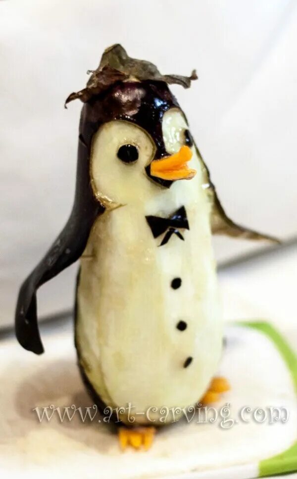 Какой овощ пингвин. Поделка пингвин. Поделка из баклажана пингвин пошагово. Пингвин из баклажана поэтапно. Pingu пингвин.