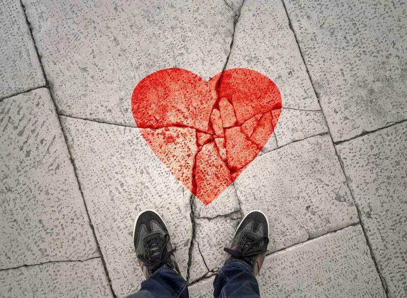 Сердце пацана кровь на асфальте. Картина разбитое сердце. Сердце на бетоне. Сердце человека с пластерем. Обои для людей с разбитым сердцем.