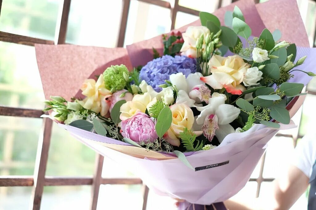 Фрезия пионовидная. Цветы гсдб. Букет для аллы. Цветы для фотосессии какие лучше. Букет с цветами искушение.