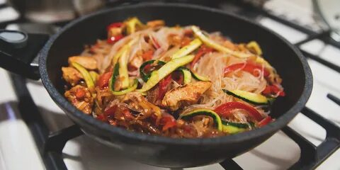 Фунчоза с курицей на сковороде