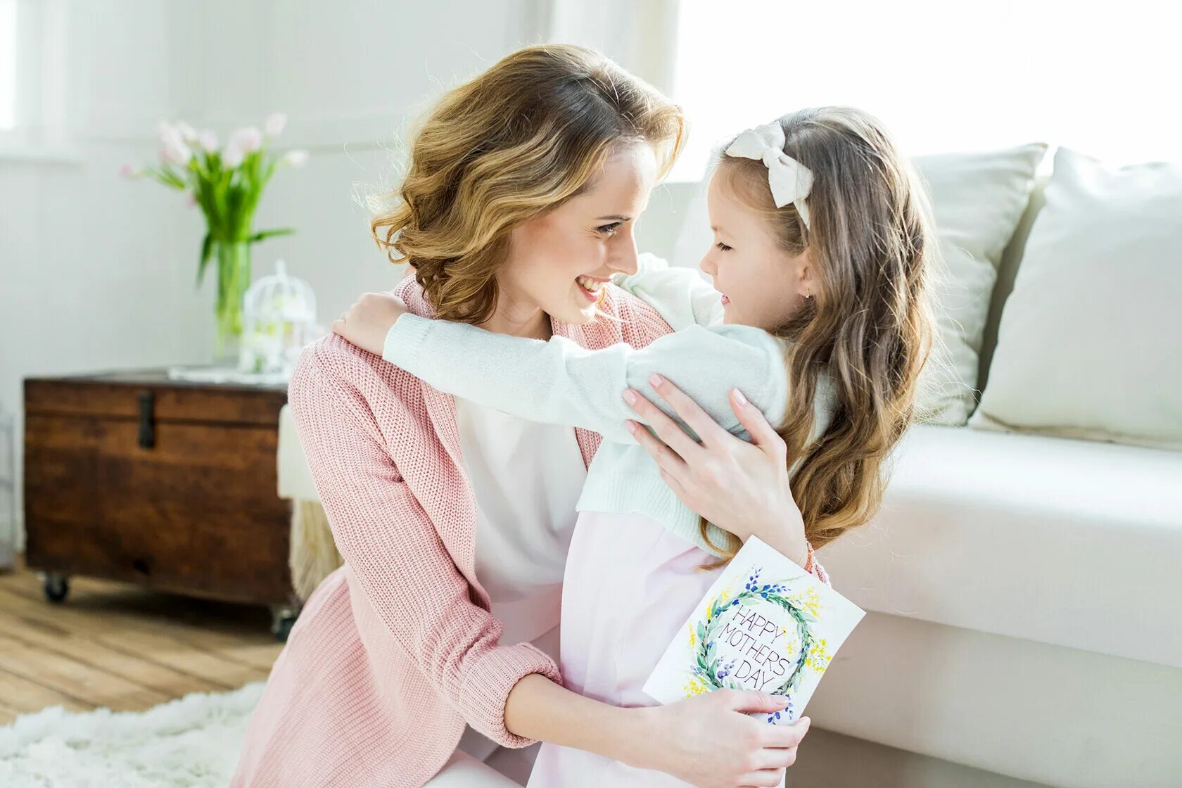 Mommy and daughter. Мама и дочка. Мать с ребенком. Женщина с ребенком. Счастливая мама с дочкой.