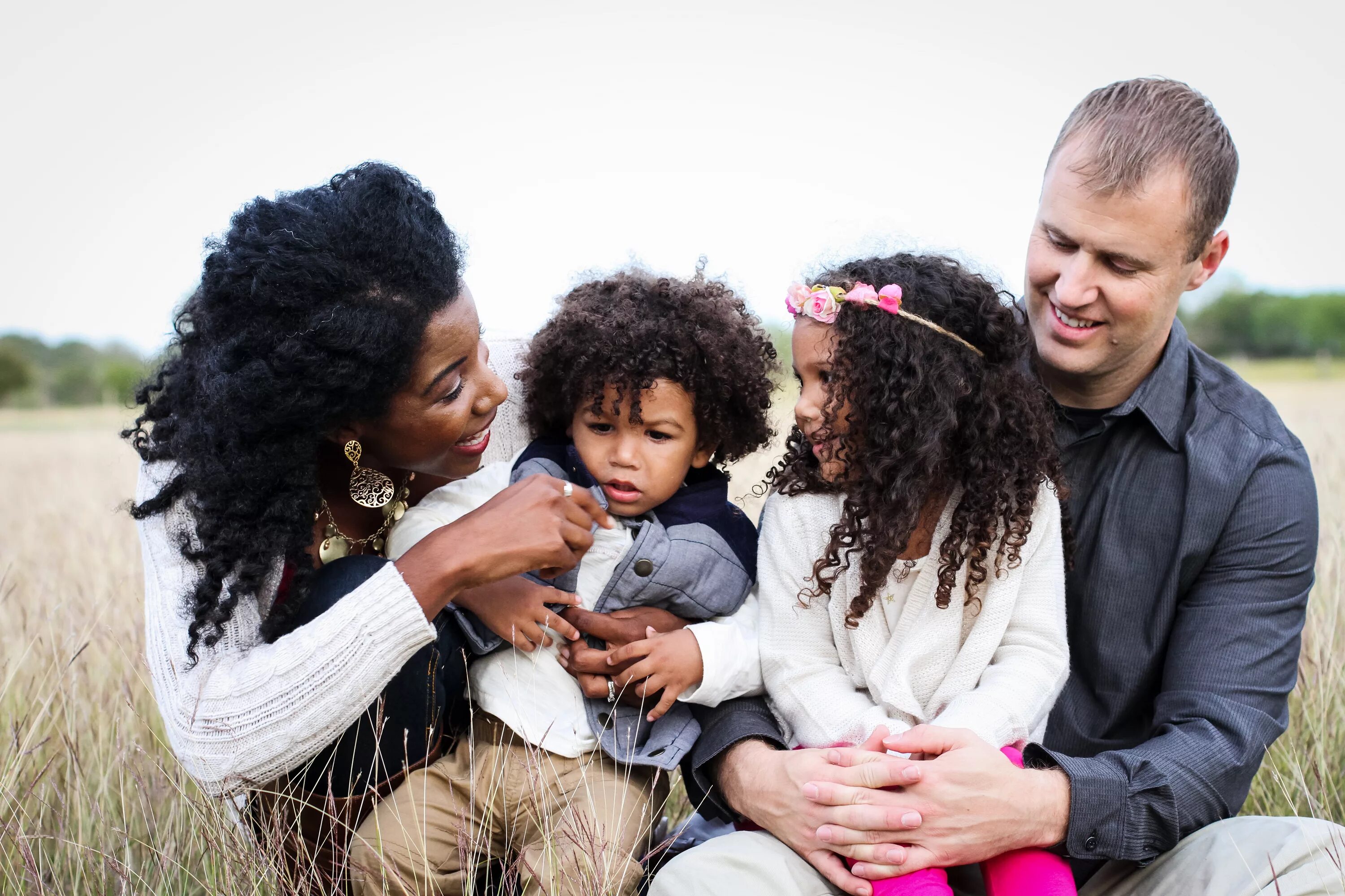 Межрасовая семья. Интернациональная семья. Интернациональные браки. Брак разных рас. Брак разных рас.