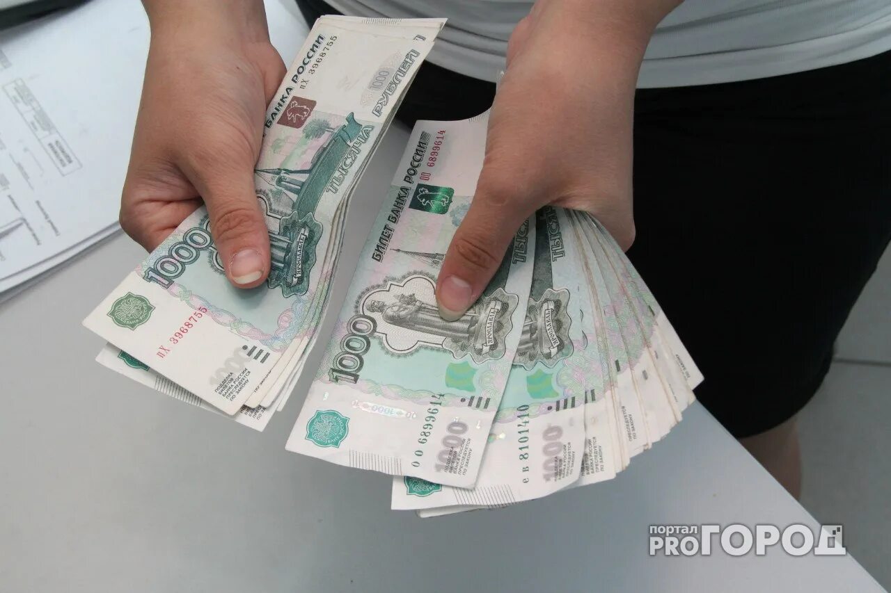 Заработная плата на руки. Деньги. деньги в руках. передача денег рубли. заработная плата.