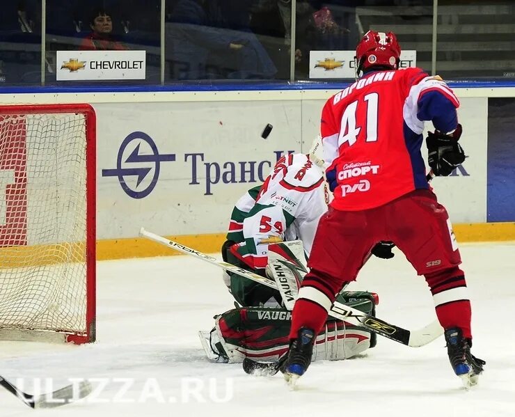 Пятак на хоккейной площадке. Пятак в хоккее. Пятак в хоккее. Пятак в хоккее. Пятачок в хоккее.