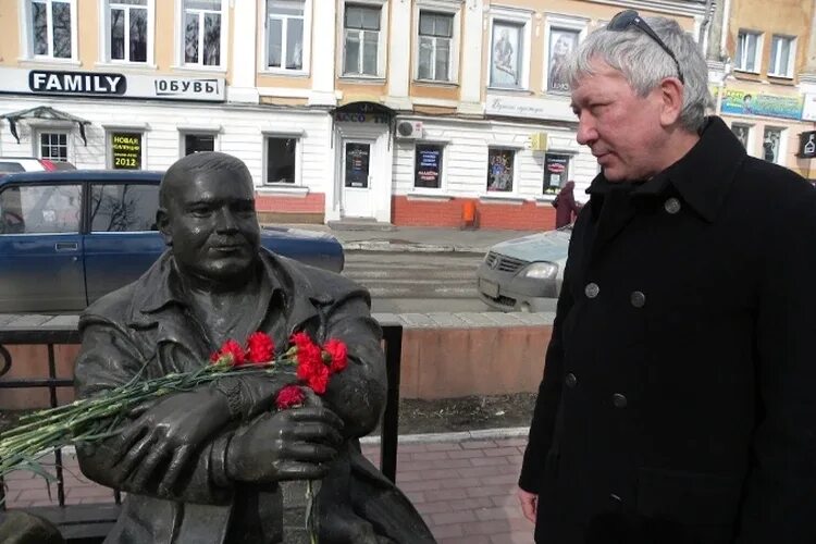 Где жить в твери. Памятник Михаилу кругу Тверь. Музей Михаила круга в Твери. Дом Михаила круга в Твери. Памятник Михаилу кругу Тверь 2007.