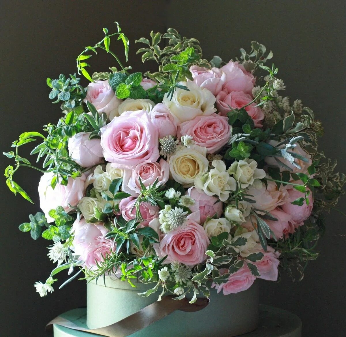 Розовые композиции. Шикарные цветочные композиции. Розовые композиции. Красивые композиции с цветами. Букет «современный».