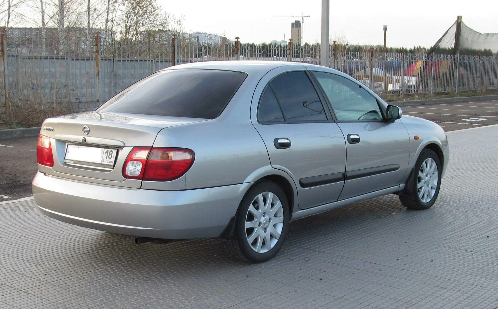 Автомобиль 2004 года