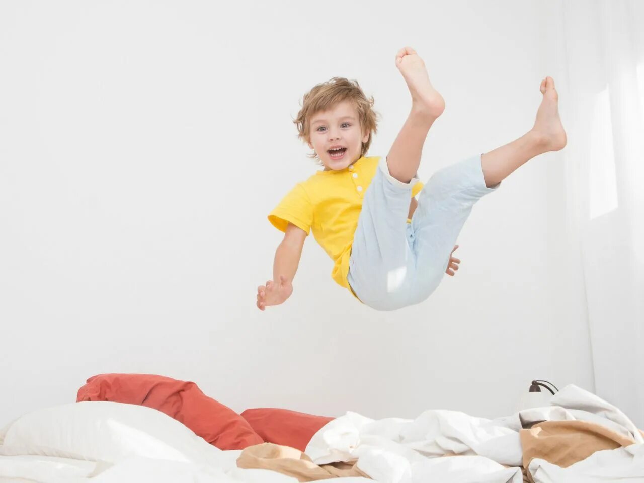 Гиперактивный ребенок. Гиперактивные дети. Дети прыгают на кровати. Детки прыгают на кравати.
