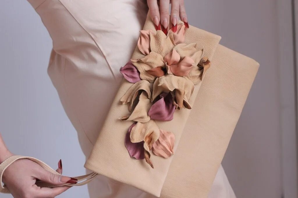 из под рук мастера. клатч в руке.