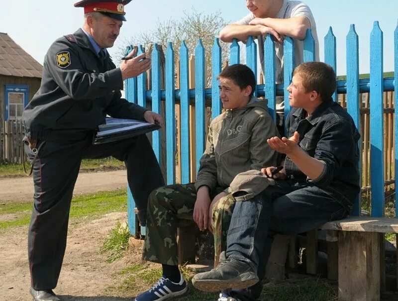 Участковый в подъезде. Полицейский в деревне. Милиция в деревне. Участковый в селе. Полиция в селе.