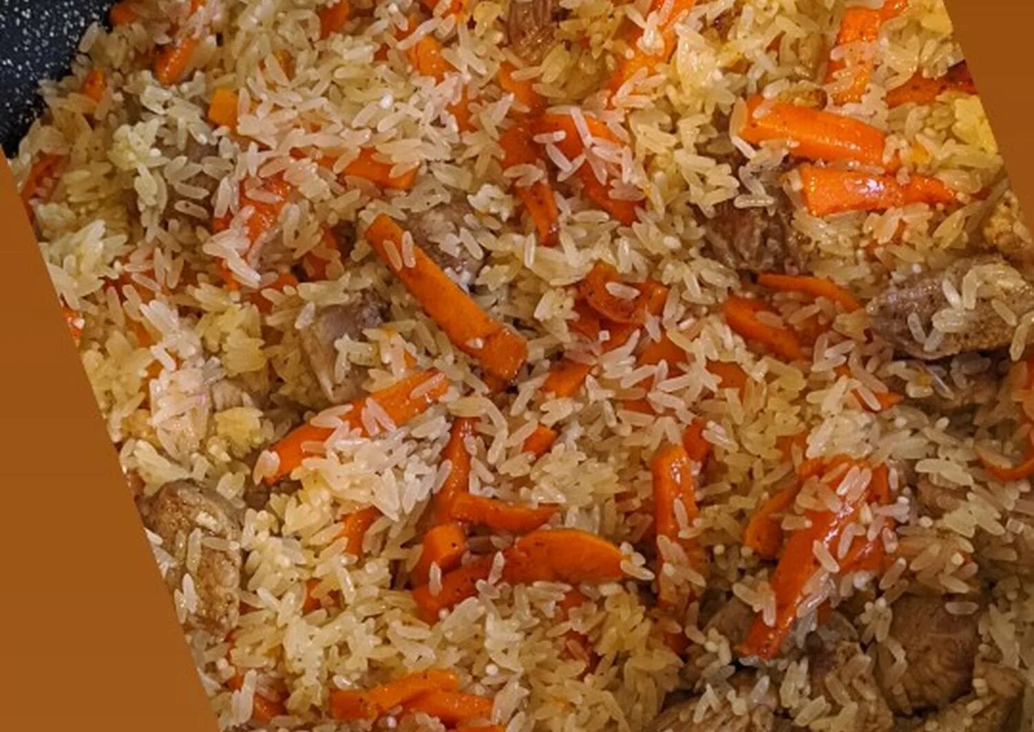 Плов с индейкой в казане. Плов из индейки на сковороде. Плов из гузок индейки. Плов с индейкой рецепт в сковороде. Индейка с рисом.