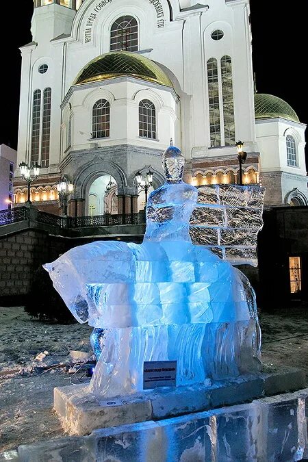 Ледяной храм ушел под воду. Ледяная часовня на озере тургояк. Купель в воткинске на острове. Ледяной храм ушел под воду. Крещение иркутск залив якоби.