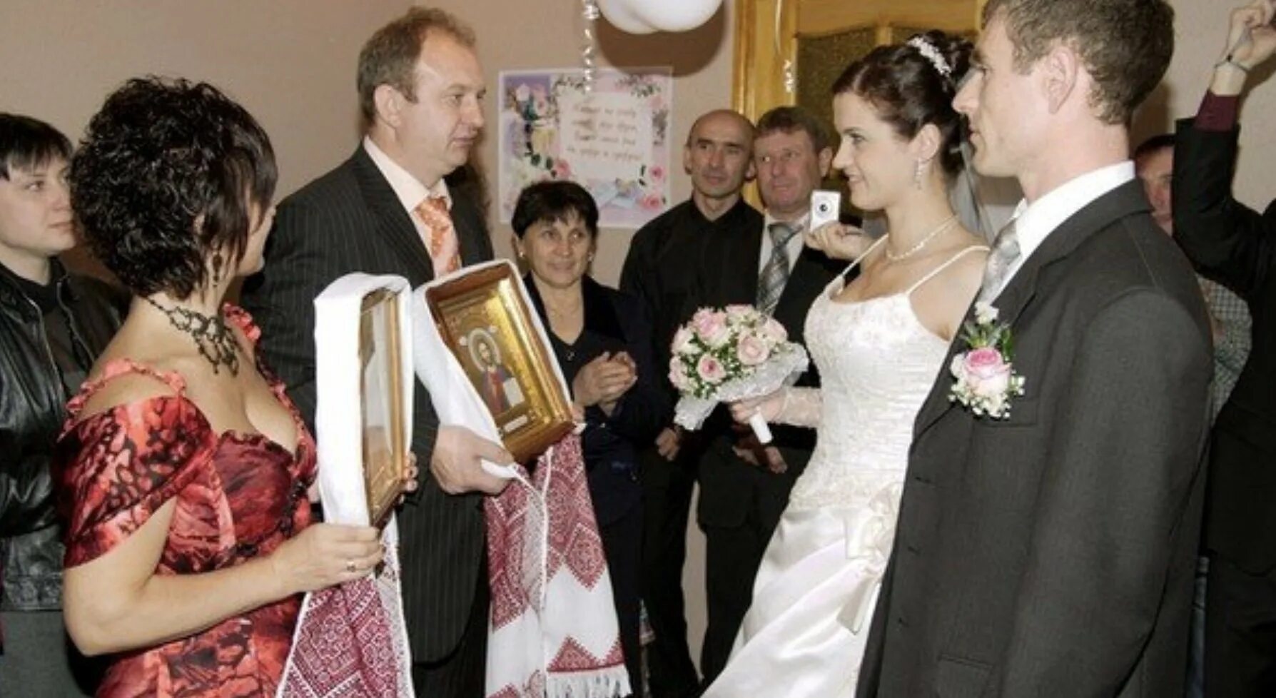 Как благословить дочь на свадьбе. Благословение родителей жениха перед свадьбой. благословение молодых родителями. благословение молодых на свадьбе. благословение родителей на бракосочетание.