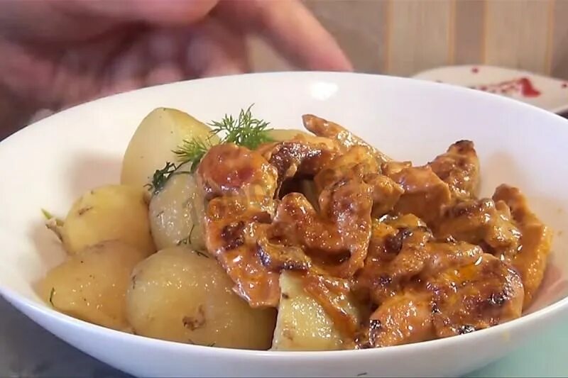 Филе курицы на сковороде кусочками с луком. Филе и лук. куриная грудка с луком. филе куриное жареное с луком. жареная курица кусочками с луком.