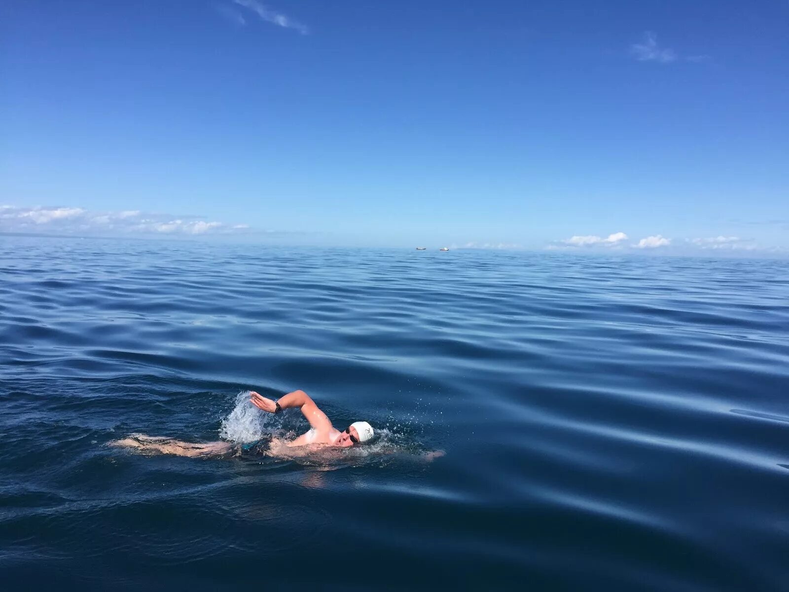 Через океан плывет. Плавание на открытой воде. Плавать в море. Человек плывет. Заплыв в море.