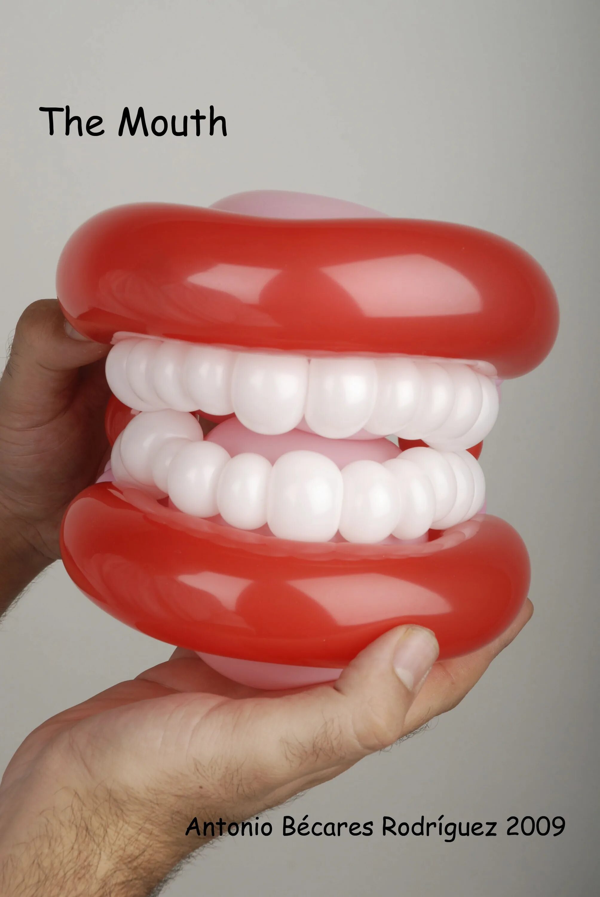 Шаров стоматолог. Зуб из шаров. Рот с зубами из шаров. Воздушные шары зубы. Шары для стоматолога.