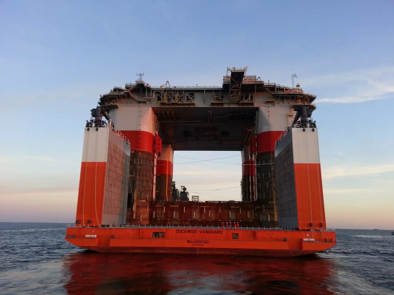 Список самых больших судов. Dockwise корабль. Dockwise Vanguard. Самый большой в мире корабль - док (Dockwise Vanguard). Судно док Вэнгард.