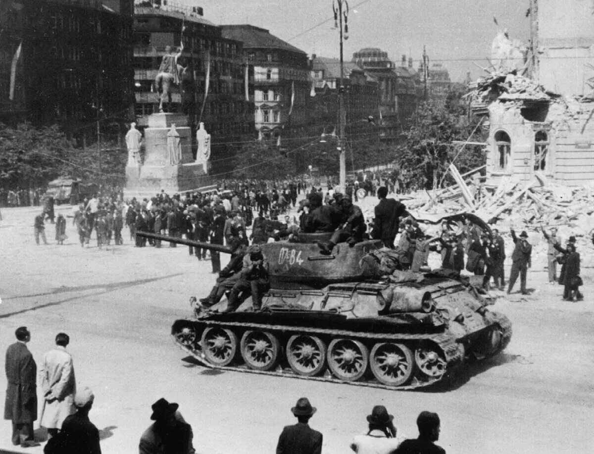 Красная армия 1944. Советские войска в Праге 1945. Пражская операция май 1945 год освобождение Чехословакии. Т 34 Прага 1945. Танк т-34.85 в Чехословакии.