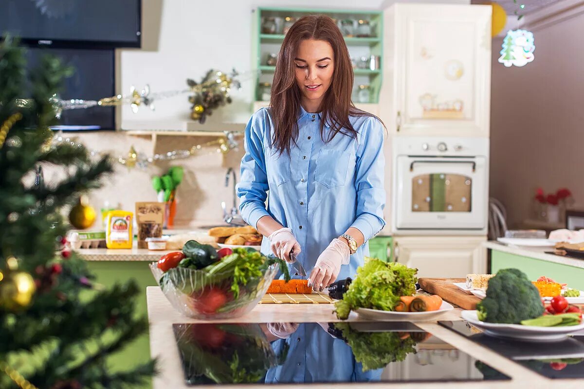 Готовка на новый год. Новогодняя кухня. Готовка на кухне. Хозяйка накрывает на стол.