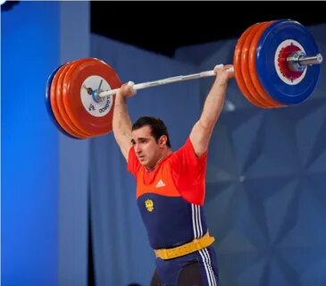 Спортсмен поднимает гирю массой 12