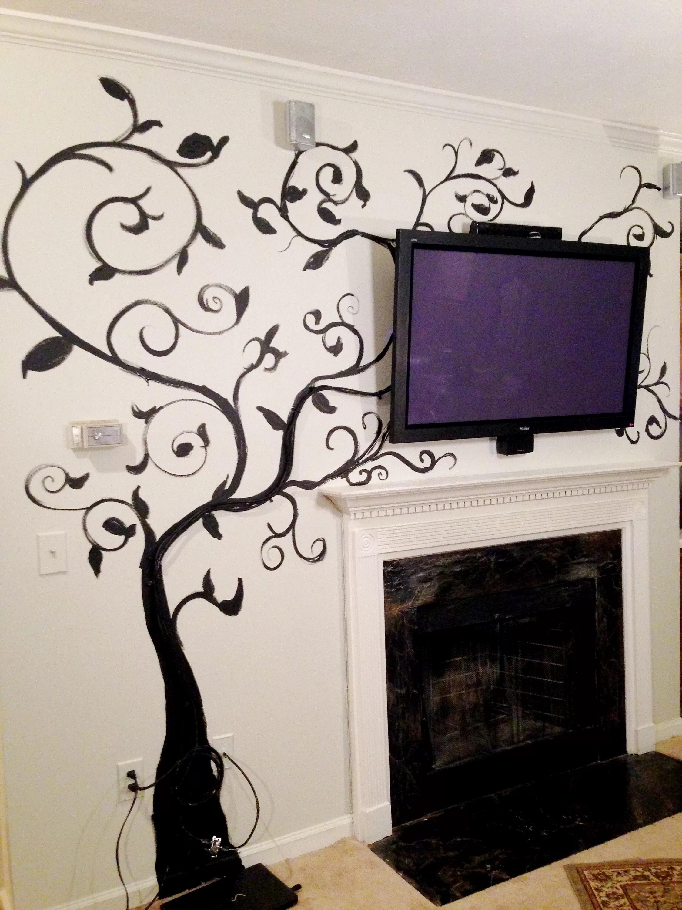 Как задекорировать провода. Декор кабеля от телевизора на стене. Декор для проводов от телевизора. Красивая стена. Декорирование кабеля на стене.
