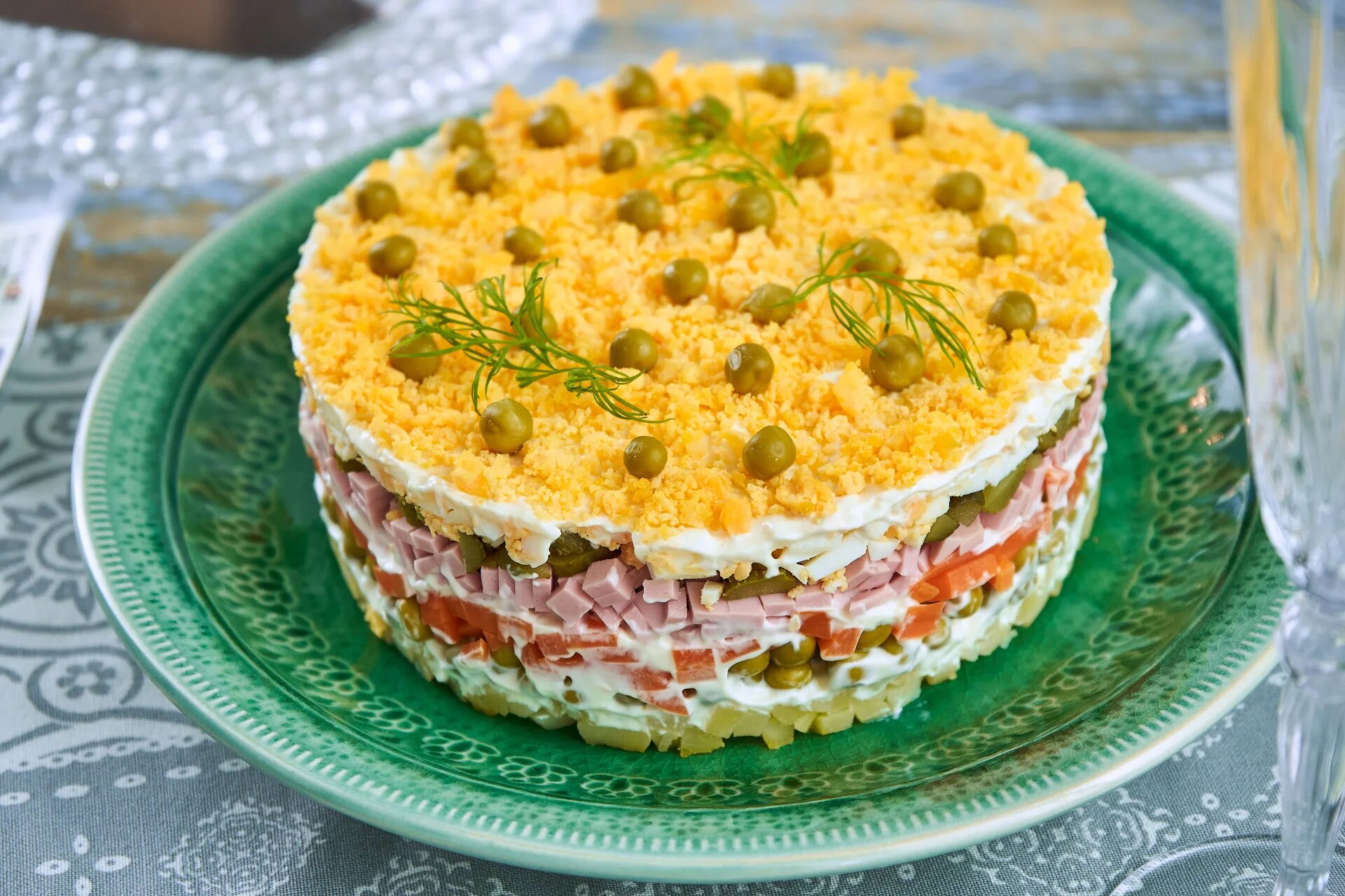 салат оливье слоями с сыром. зимний салат слоями. салат с куриной печенью слоями. салат оливье слоями. как сделать оливье слоями.