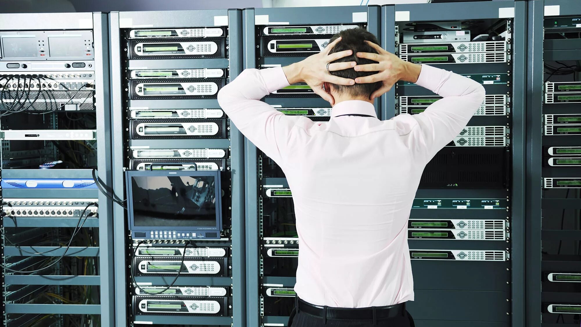 Склад военного обмундирования. Кадровое делопроизводство. Служба хранения и обеспечения. Кадровый учет. Организация хранения вещевого имущества на складах.