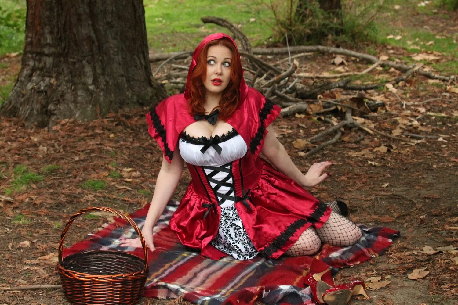 Волк krasnaya shapochka. Кэтрин гайндр красная шапочка. Grimm fairy tales красная шапочка хентай. Zenescope красная шапочка. Jordan carver красная шапочка 18.