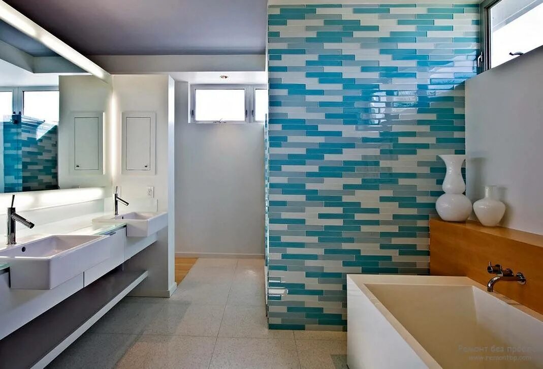 Плитка для ванной на стены лучше. Ванная комната с голубой плиткой. Ванна с разноцветной плиткой. Плитка на стены в ванную комнату. Ванная комната с акцентной стеной.